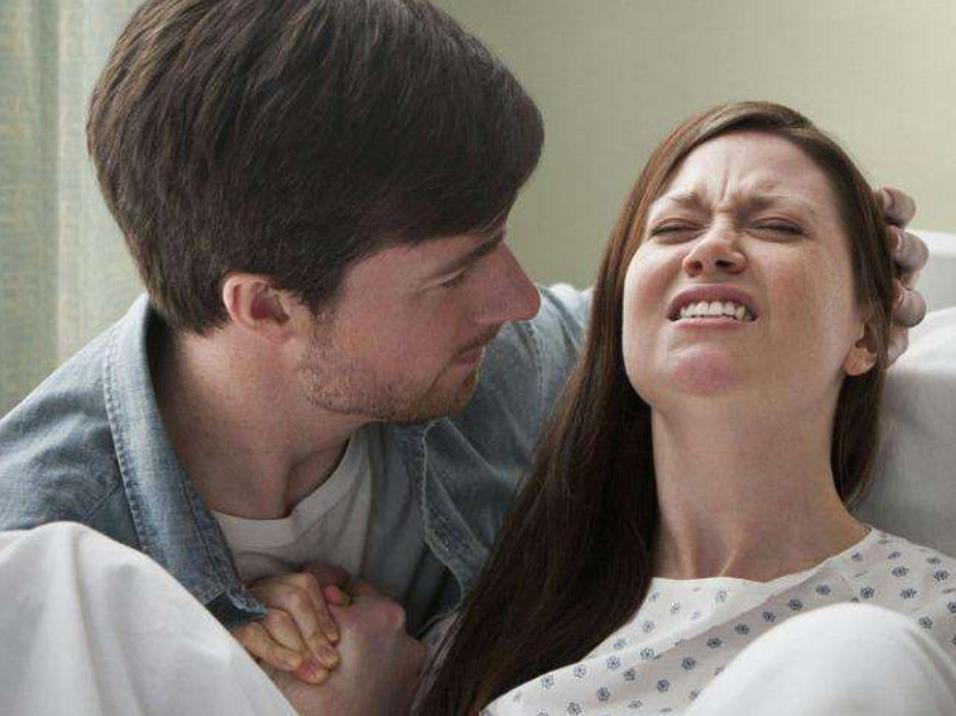 6个月孕妈腿肿无法走路,还想仅靠老公按摩治好,医生看了直摇头