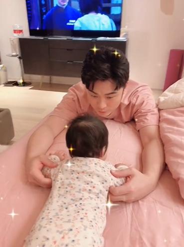 陈赫晒与两女儿温馨合照,陈赫晒女儿合照视频