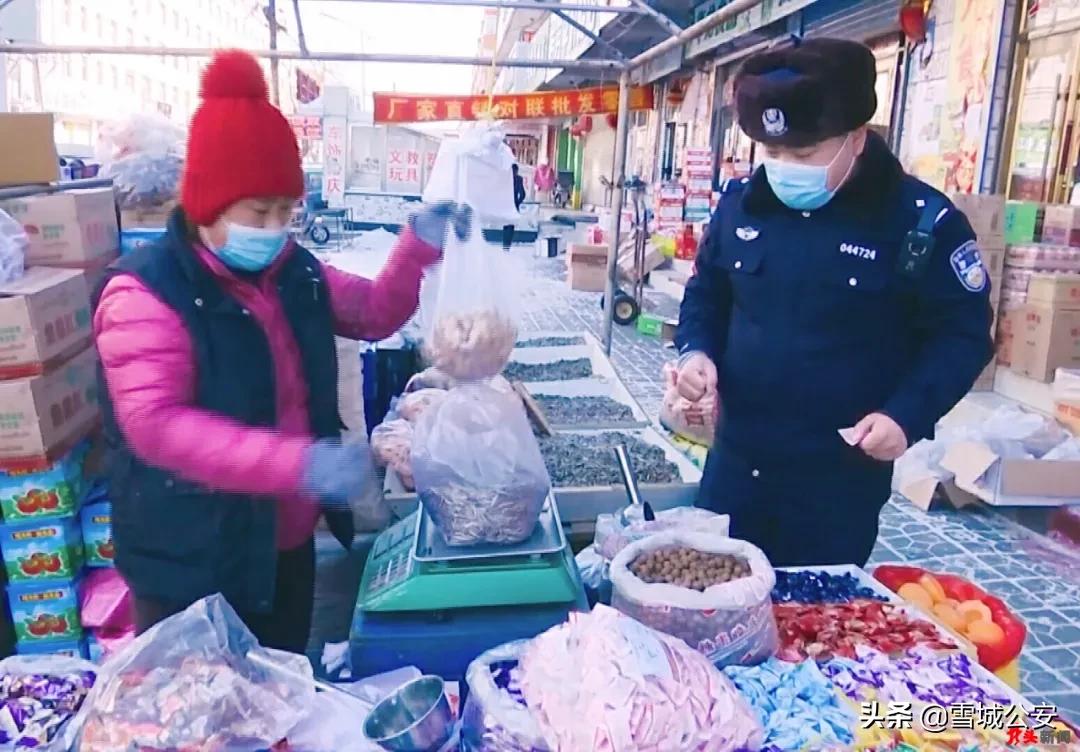 社区民警节前上门送安全年货,警察雪天送买年货迷路老人回家