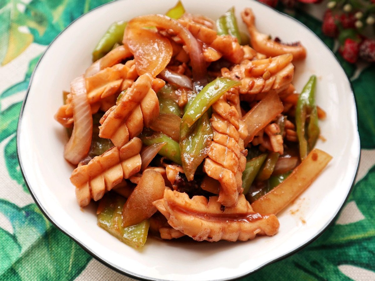 怎么做鱿鱼才好吃铁板鱿鱼,铁板鱿鱼简单实惠做法