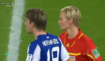 当女裁判遇到c罗,当足球女裁判