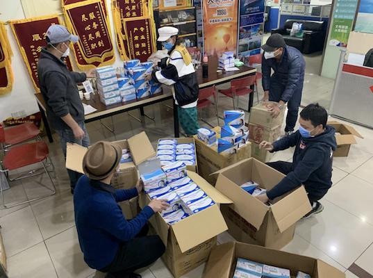 深晚报道|“最美代购”！深圳导游领队海外带回25万个口罩支援战“疫”