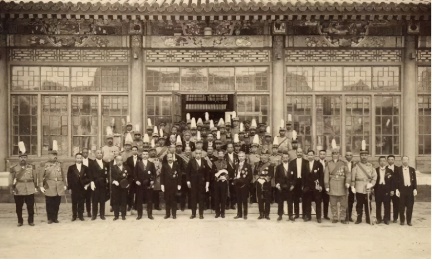 袁世凯逝世的3个原因猜想，一顿饭20个鸡蛋，走路不稳像鸭子