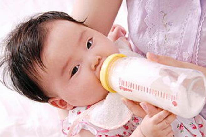 宝宝喝奶粉常见问题以及解决方法,宝宝喝奶粉的猛涨期应该怎样喂