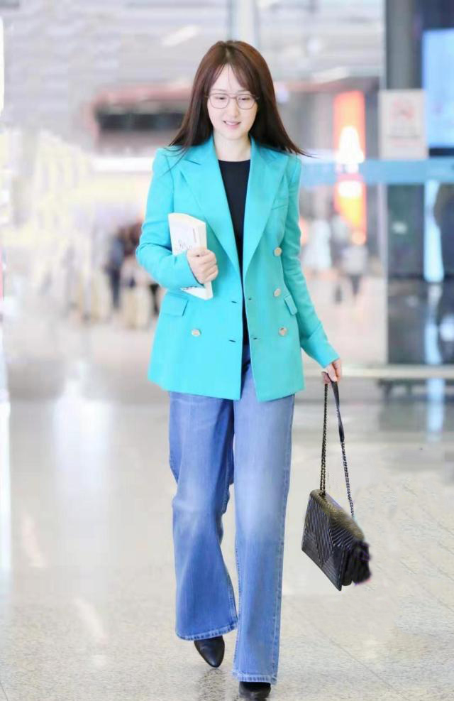 杨钰莹穿白色西装裙配驴蹄鞋,杨钰莹格子西装外套搭配