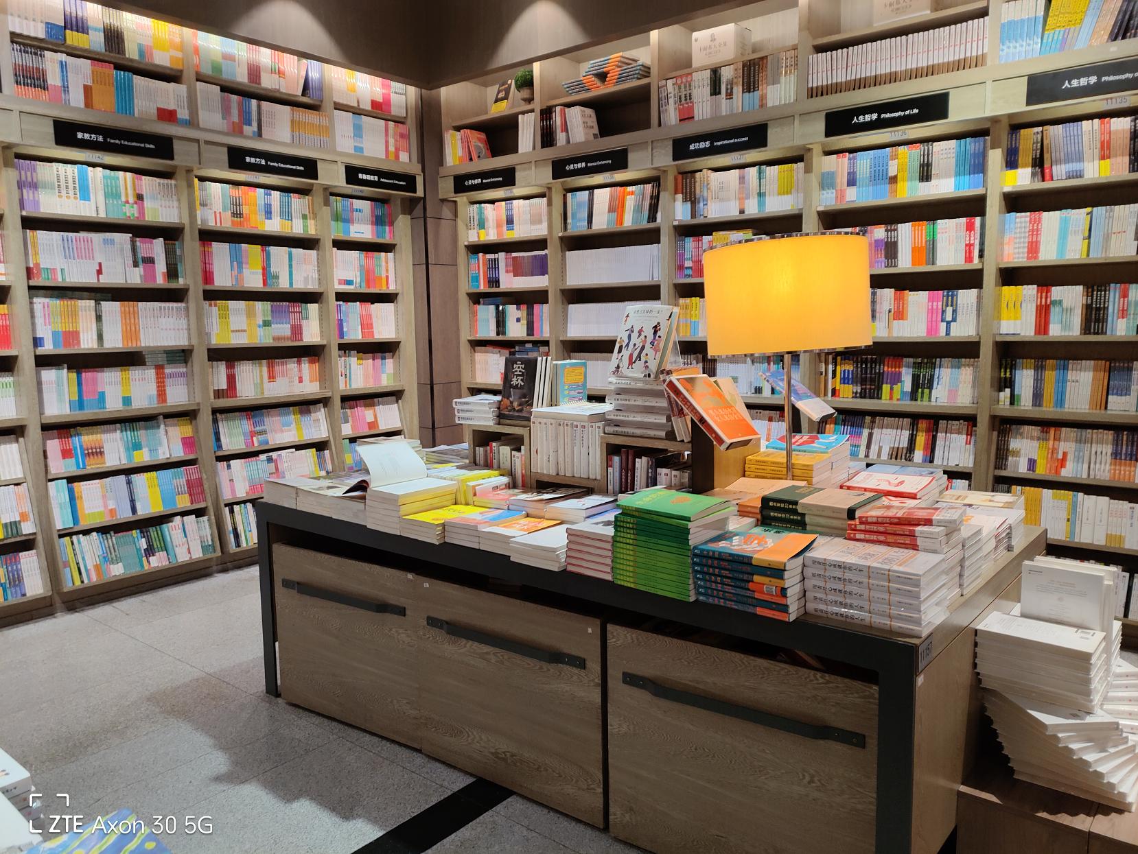 中兴axon305g屏下摄像手机,中兴axon30u和oppofindx3pro