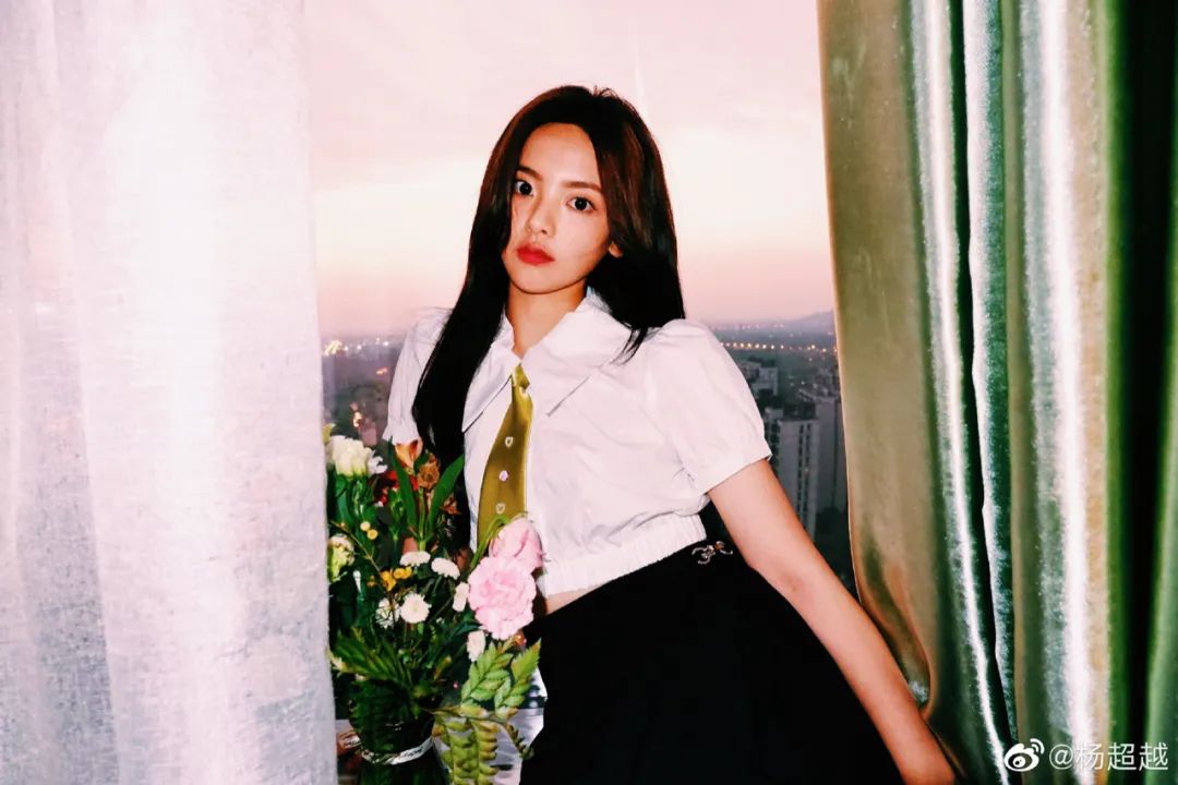 因为眉毛没画好想哭的，应该不只杨超越吧？