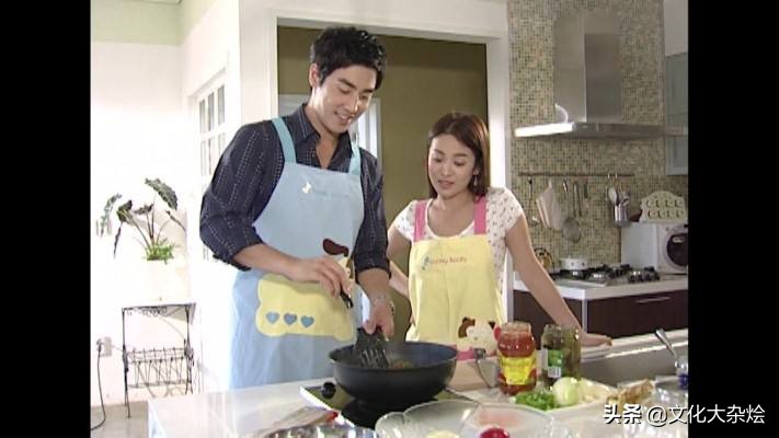 他是韩国娱乐圈著名的“媒婆”，年近50却没为自己寻一段好姻缘