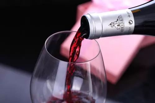 不用开瓶器红酒瓶打开方法,喝红酒没有开瓶器要如何打开