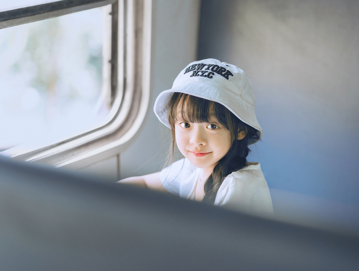 他所拍摄的萌娃温暖人心,满足了你对女儿的全部幻想