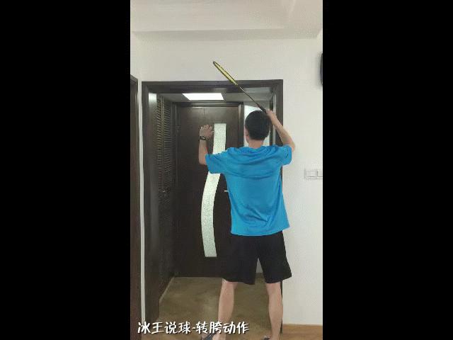 羽毛球正反手跨步跳球的挥拍动作,羽毛球挥拍技巧以及注意事项