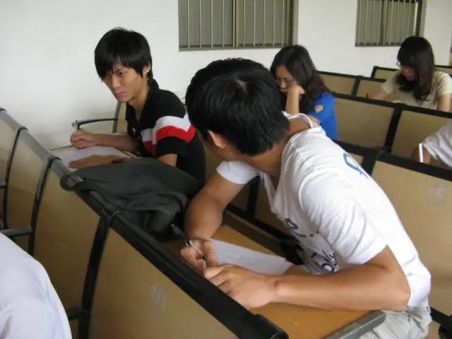 对不起今年我高三,不好意思我高三了表情包