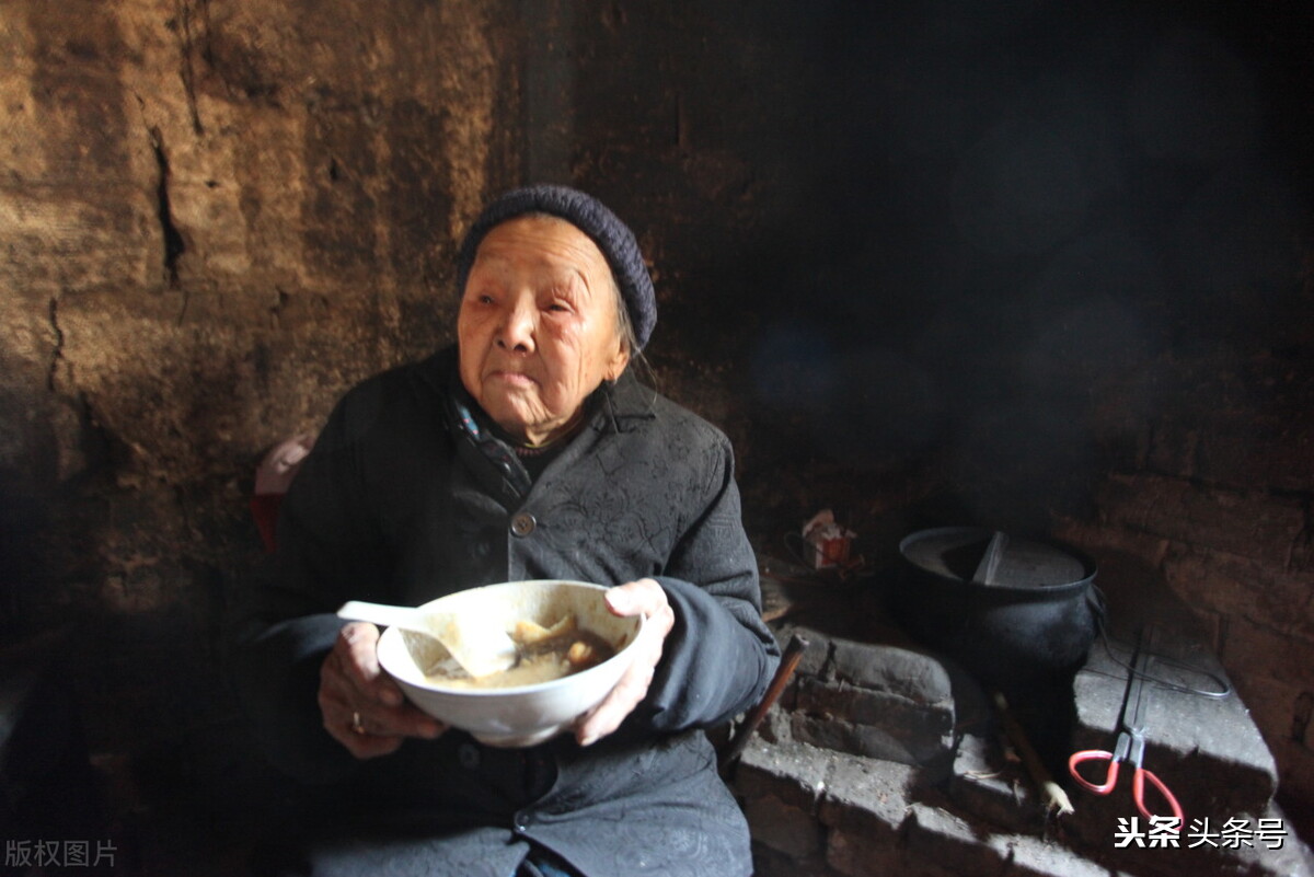 河南8旬奶奶嫁的3任丈夫都早逝，被人说命硬克夫，儿子的话最伤人