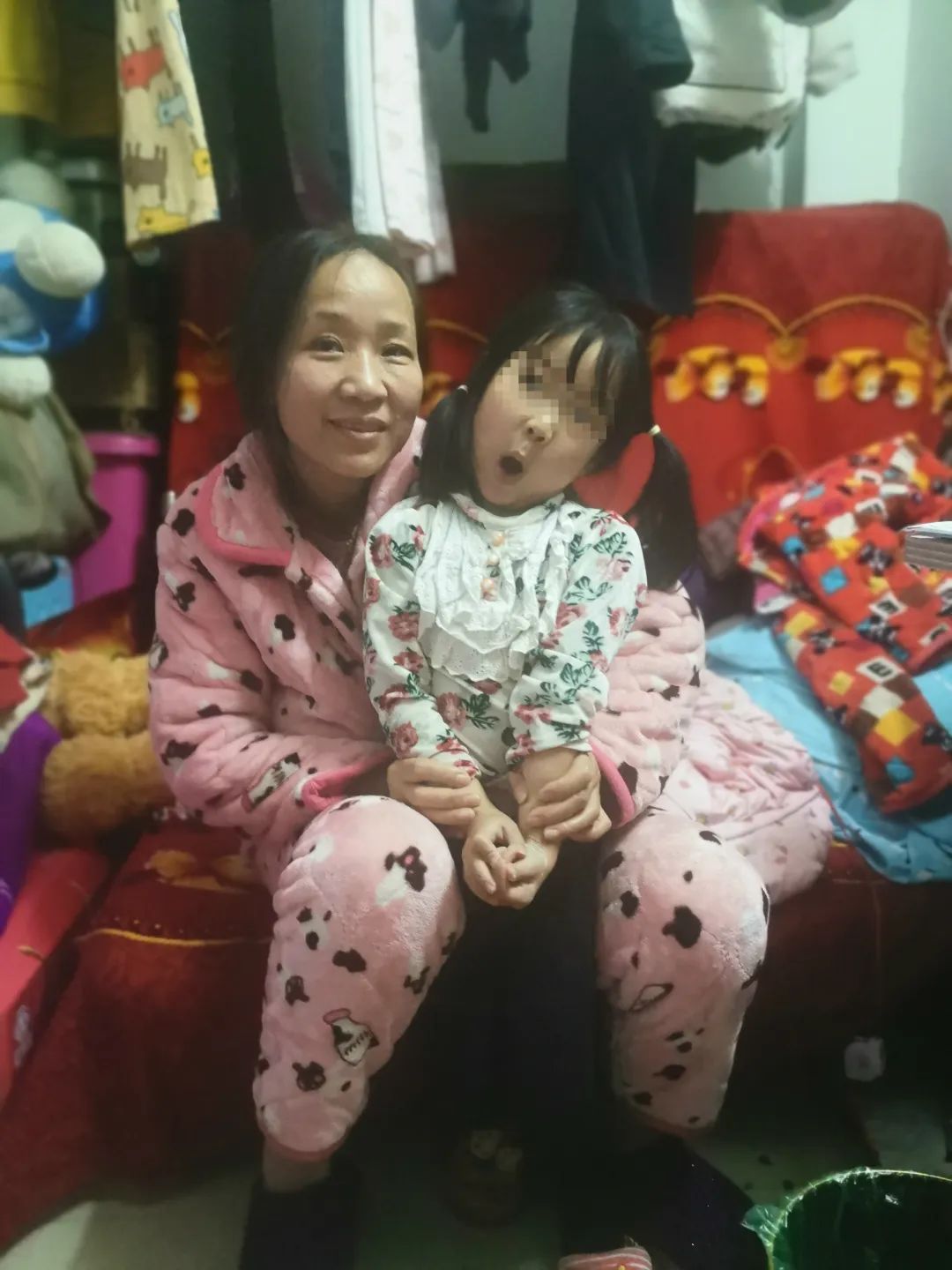 女司机带女儿上下班,女司机带三岁女儿上班