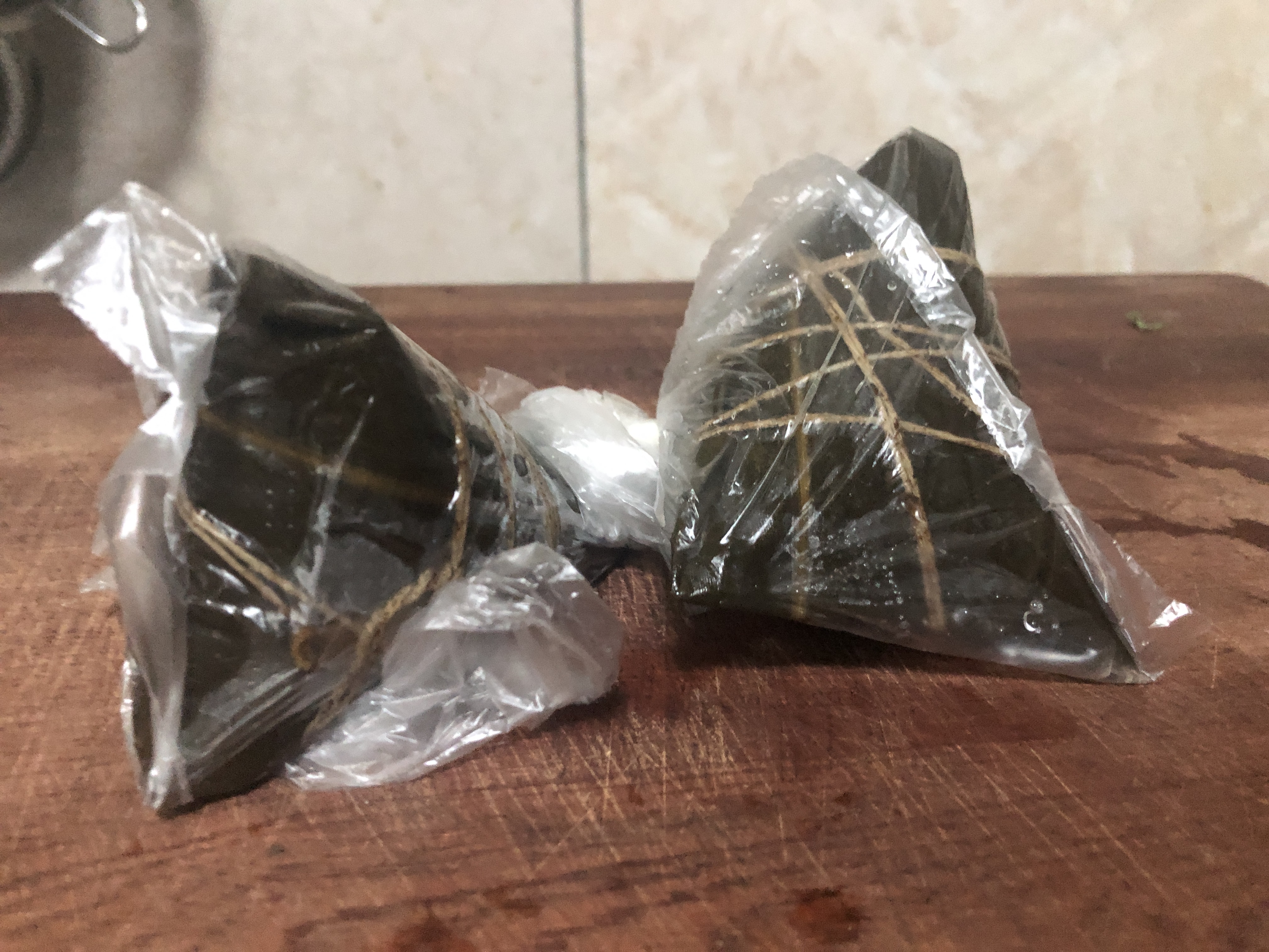 吃不完的粽子直接放室外会坏吗,吃不完的粽子放水里泡着