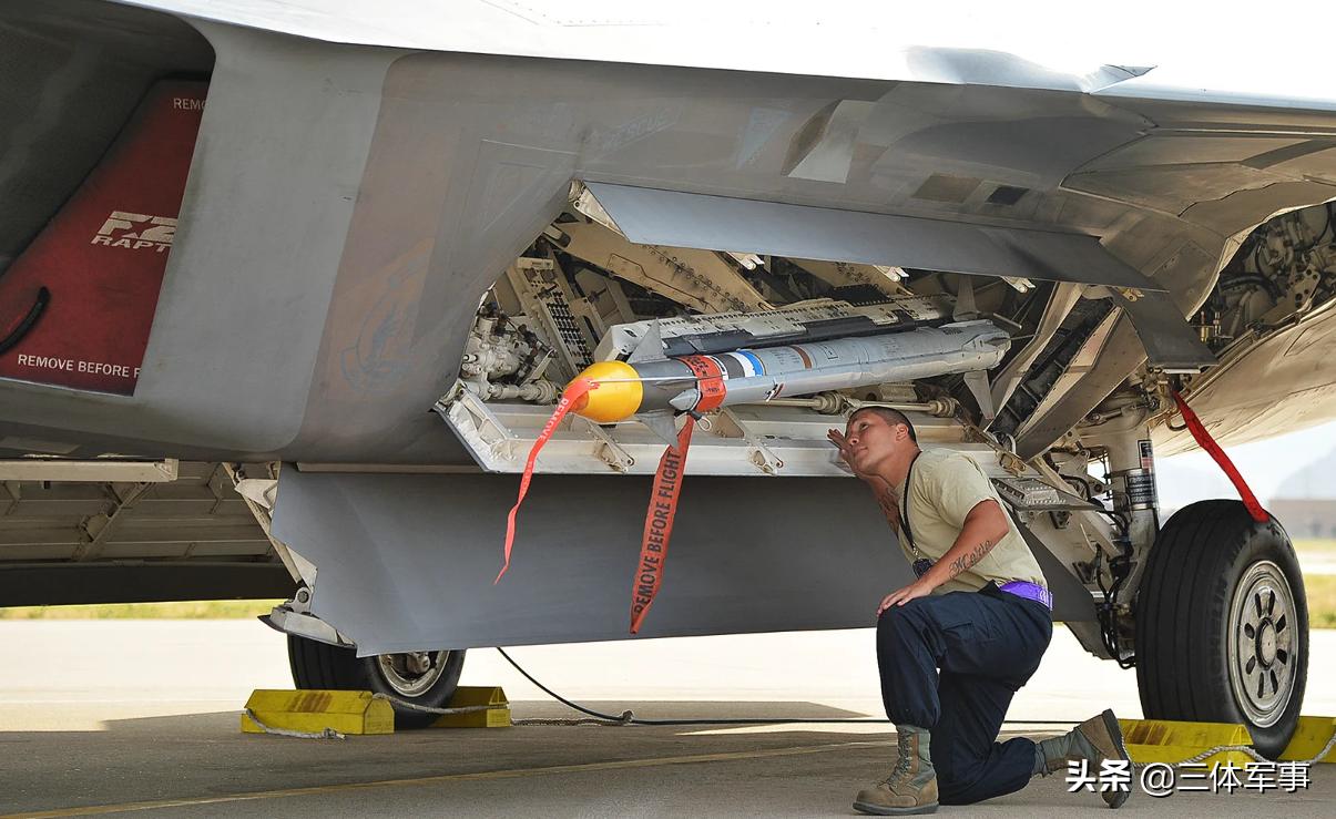 飞行员右眼前面的小镜片才是F-22的杀手锏：导弹发射前可反向锁定
