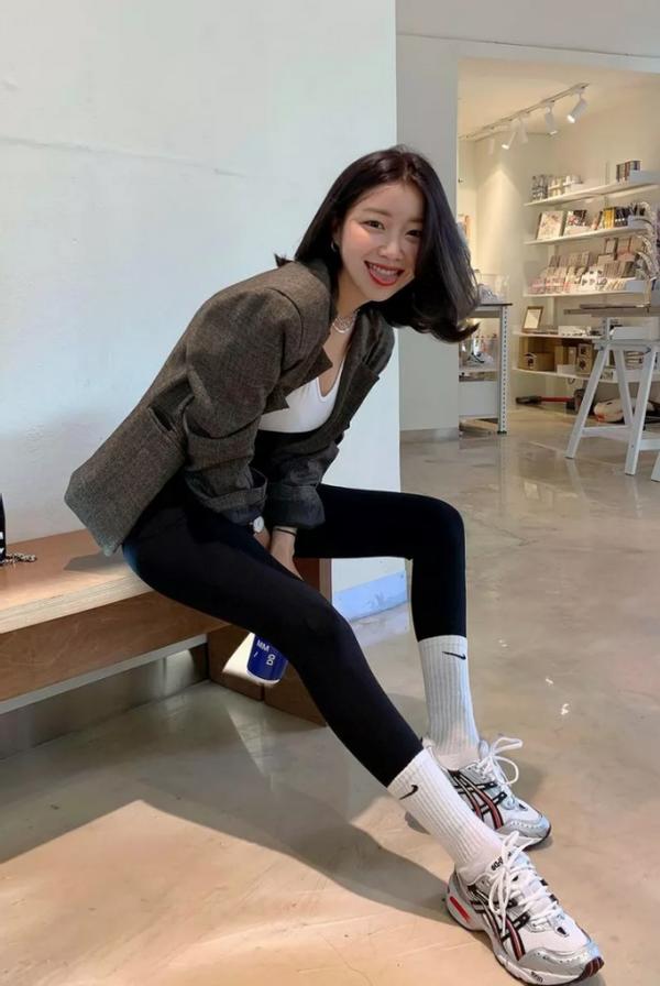 非常流行的鲨鱼裤穿法,鲨鱼裤搭配什么样子的老爹鞋