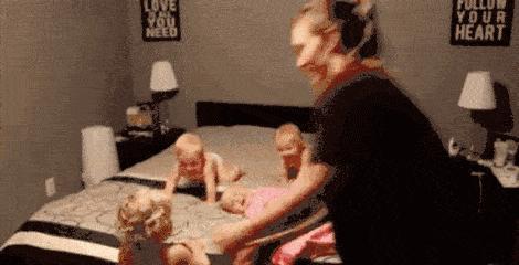 婴儿总想吃母乳怎么回事,宝宝一直睡怎么叫醒吃奶