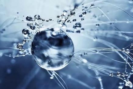 嘴巴干裂起皮推荐护唇油,秋冬季嘴唇干裂起皮这样涂