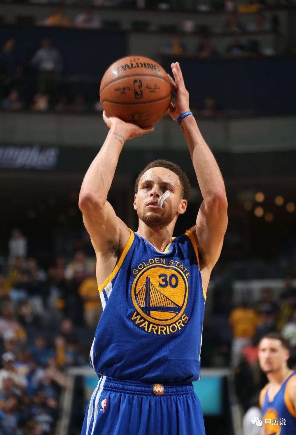 库里和伦纳德单挑谁能赢,勇士对阵猛龙库里上脚球鞋