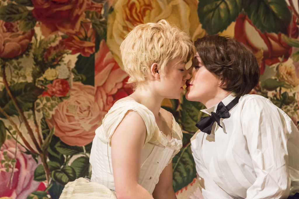 以戏剧为鉴，浅谈英国“女同性恋群体”陷入隐秘的本体论困境原因