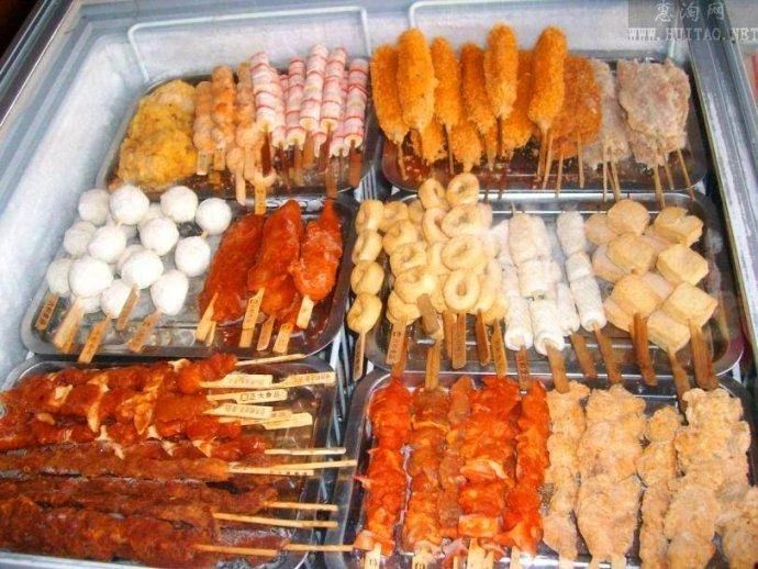 下班兼职摆摊卖炸串一天卖50块钱,农村大姐摆摊卖炸串月入数万