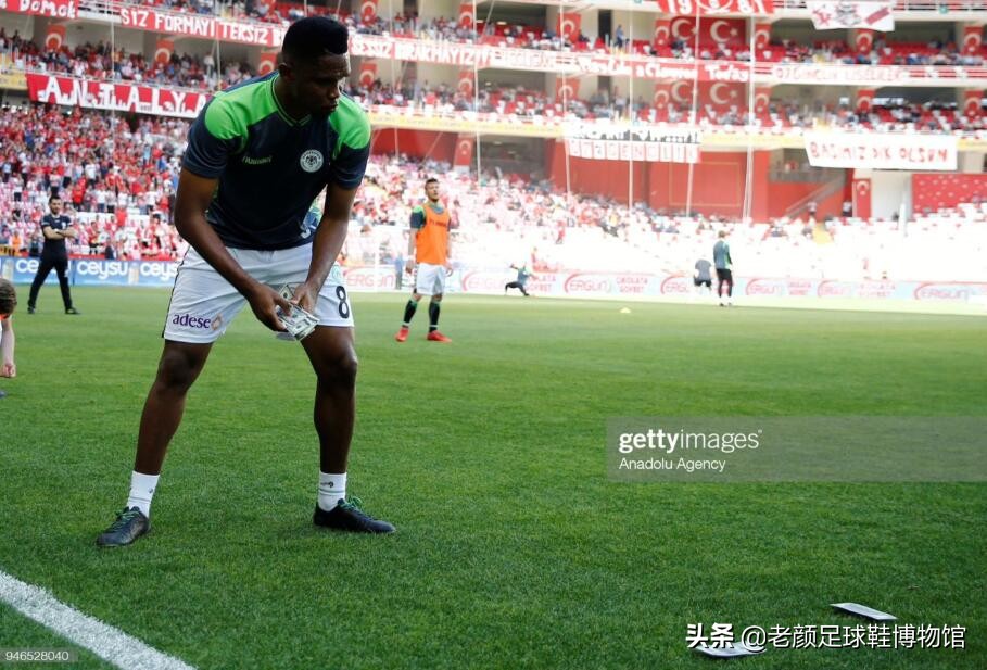 自称梅西曾辅佐他踢球，世界杯打假球贪得无厌头像被球迷印上美元