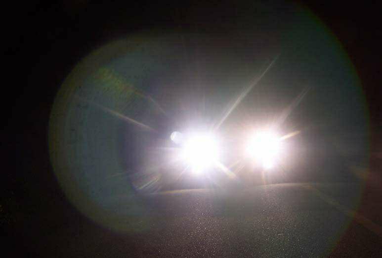 开车被围堵可以反击吗,晚上开车被对方闪灯