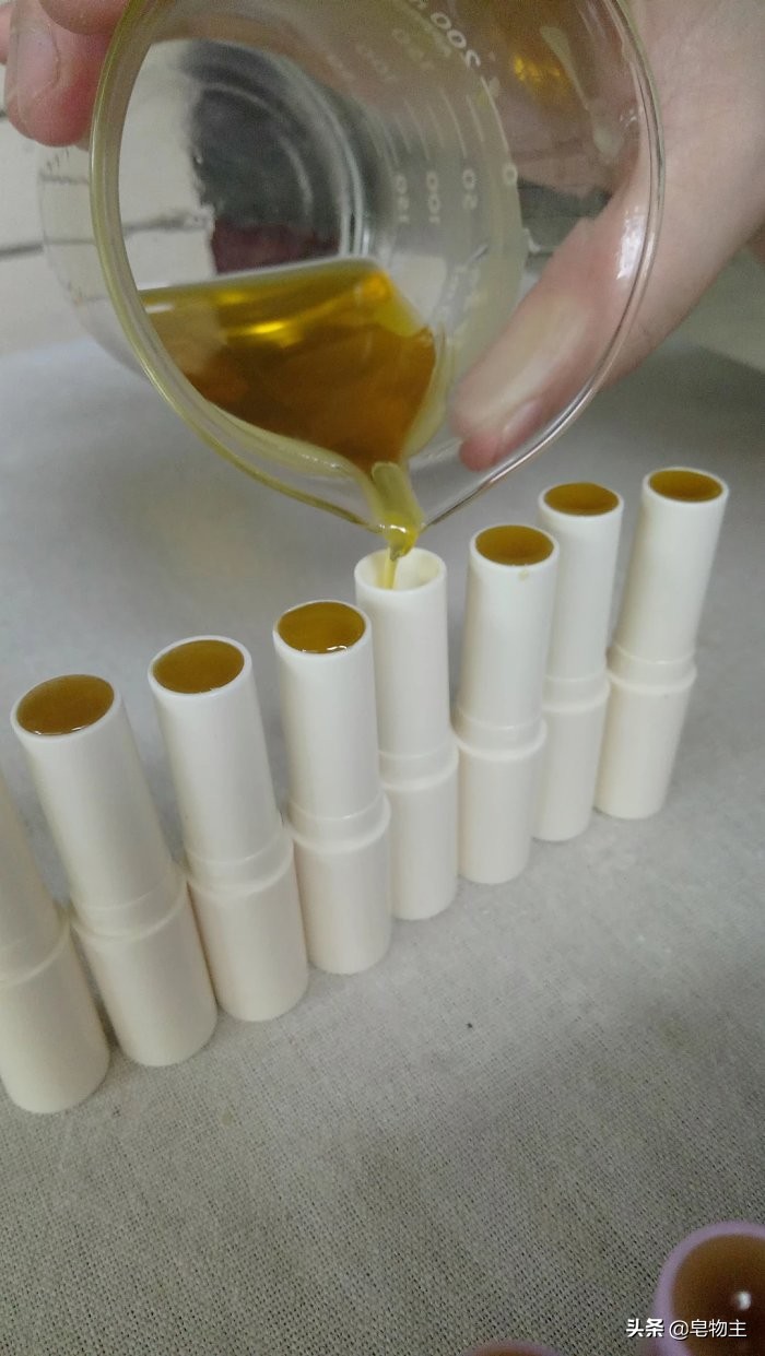 自制薄荷润唇膏简单教程,技能改变生活视频讲解