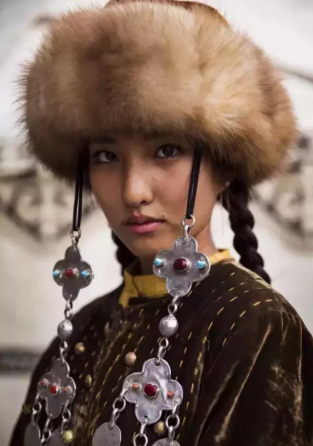 一个普通的上班族起早贪黑,一个打工人四处奔波