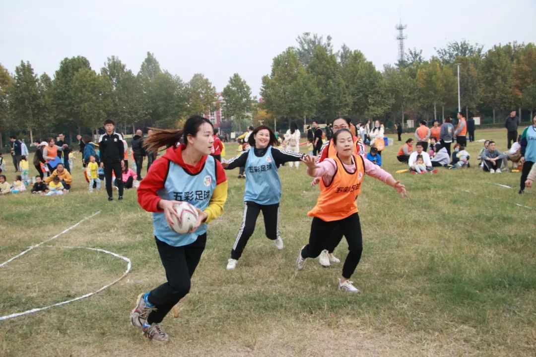 「五彩球运动」“宝贝向前冲”红黄蓝五彩球运动激情开幕