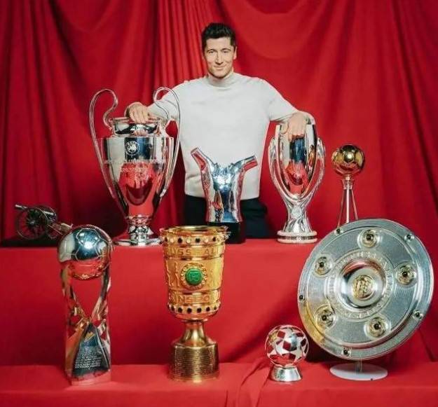 莱万多夫斯基2020-2021进球,莱万多夫斯基在足球里什么排名