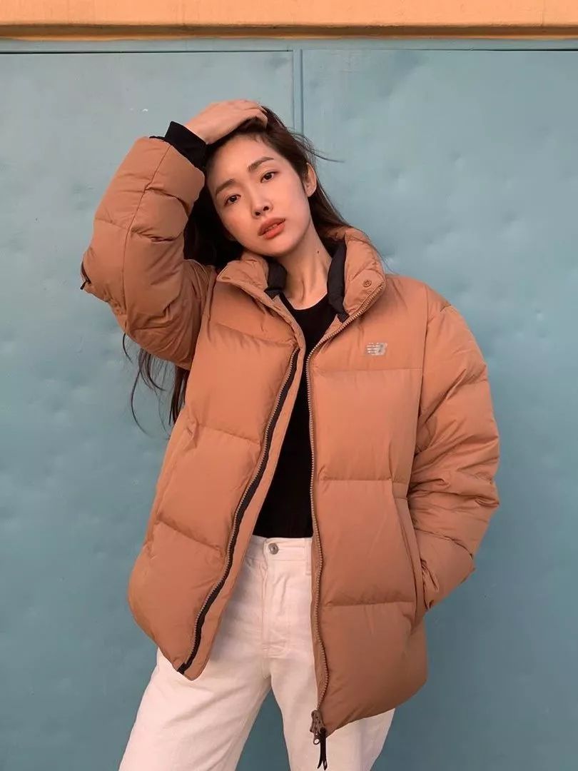 韩国女艺人告诉你，这才是今年最流行的羽绒服款式