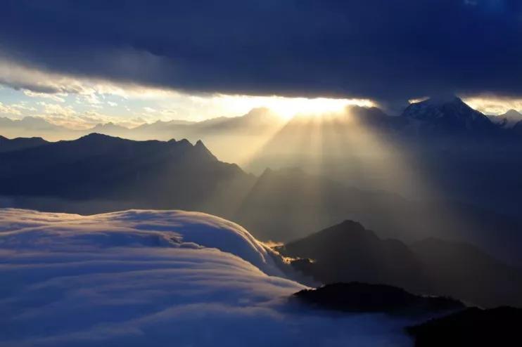 暴雨之后的四姑娘山美哭了成都人这座山也需要有姓名