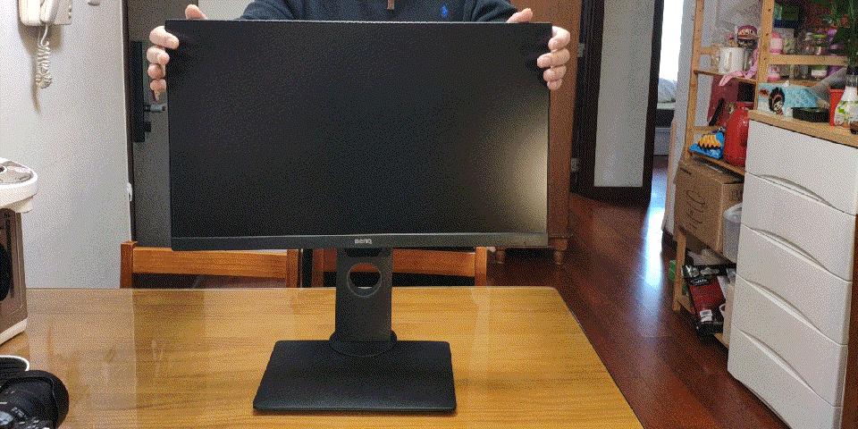 办公桌面打造,笔记本桌搭外接显示器精致布局