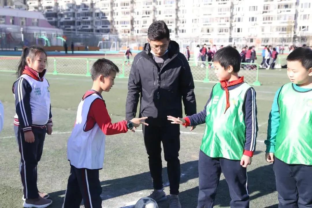 寒冷的冬夜挡不住奔跑脚步,寒冷挡不住小朋友的运动热情