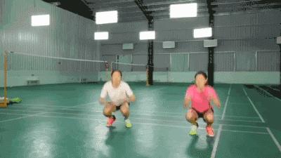 打羽毛球前热身动作防止膝盖受伤,跑步前保护膝盖热身运动视频