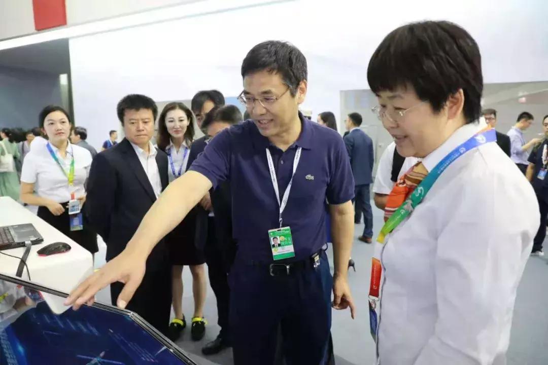 中央融办及航空工业集团领导莅临指导融融网展位