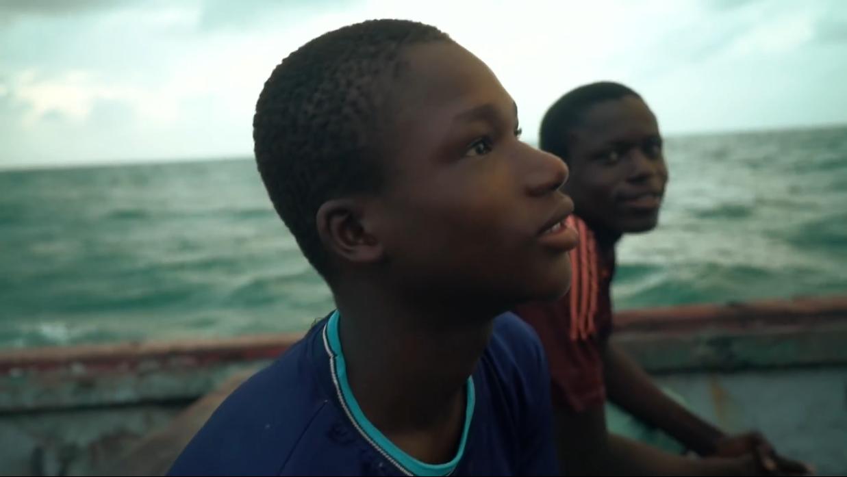 非洲小哥淘来法国二手车开出租，280公里只要47元，但要开12小时