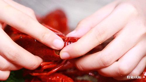 不会吧，红盔甲开KTV了