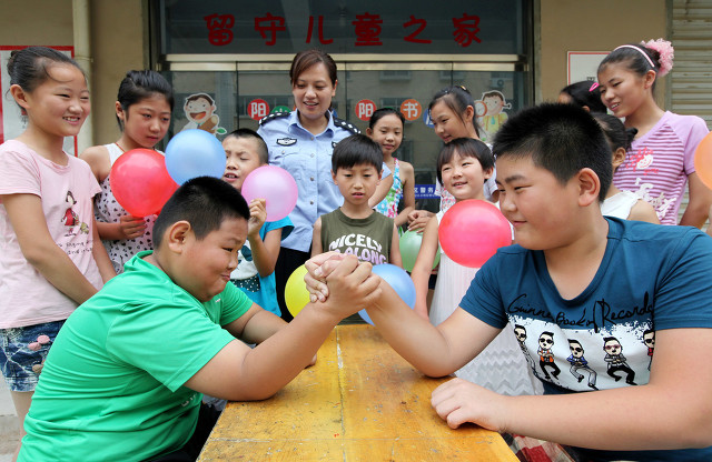 掰手腕把对方手脱臼了要赔偿吗,两人掰手腕一人受伤应该赔偿么