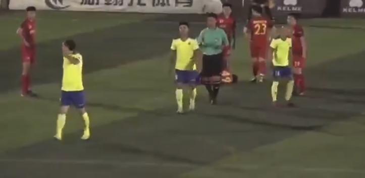 佩佩踢倒地球员处罚,佩佩连续两次踢人