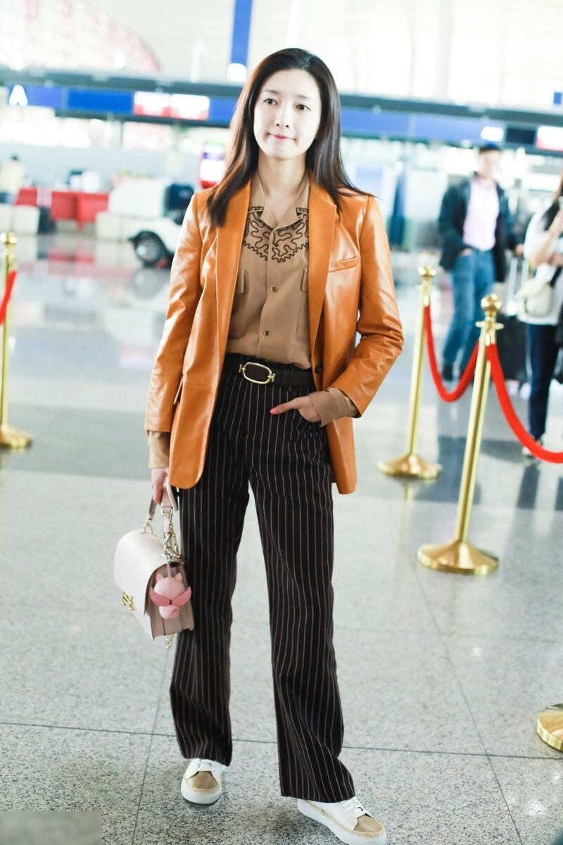 秦岚西装穿搭闪耀的她,秦岚白西服日常穿搭