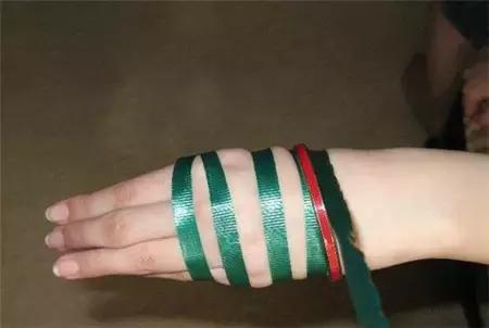 翡翠手镯摘不下来妙招,翡翠手镯自己取不下来怎么办