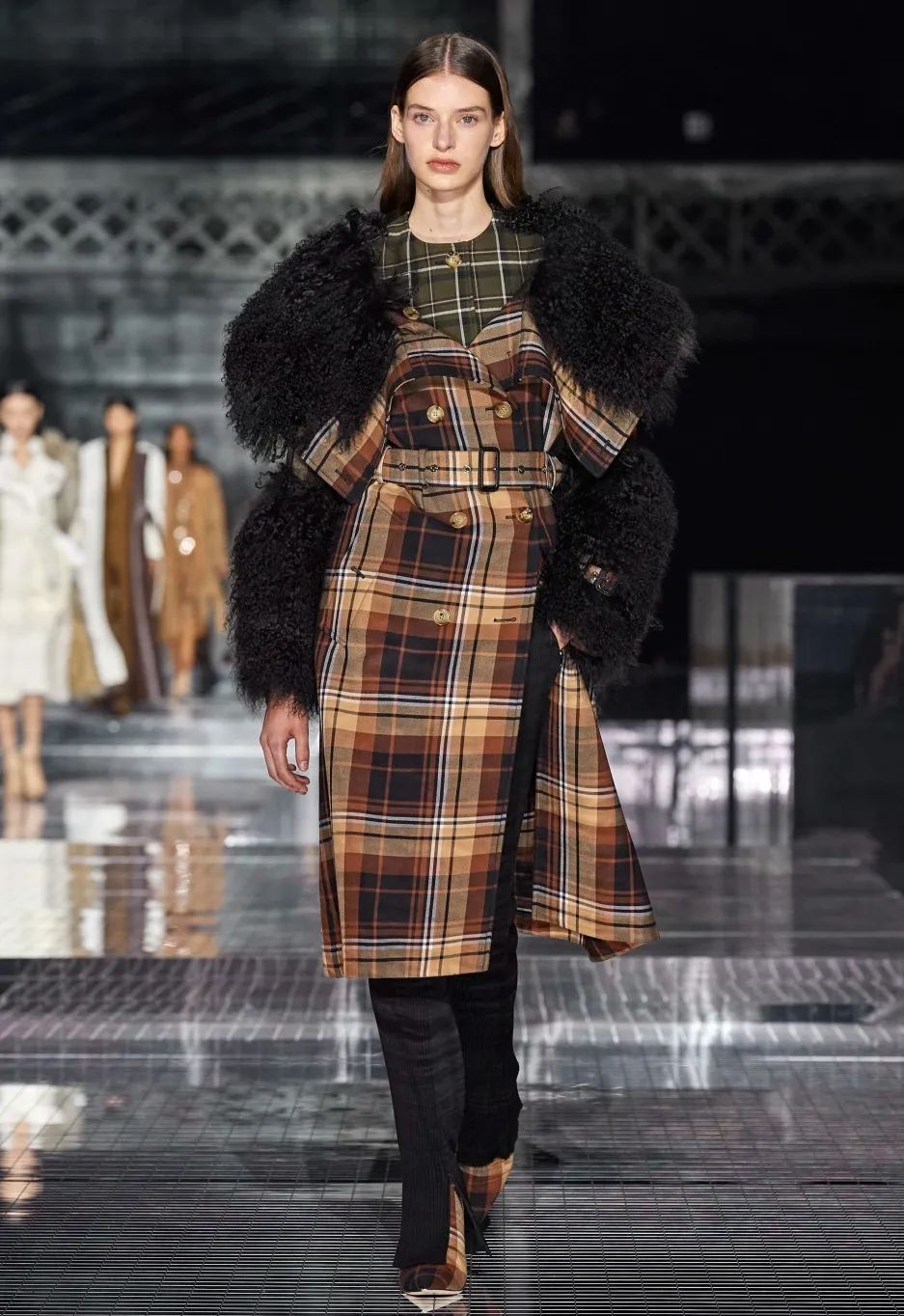 黑白格纹大衣怎么搭配好看,戴帽子黑白格纹大衣怎么搭配好看