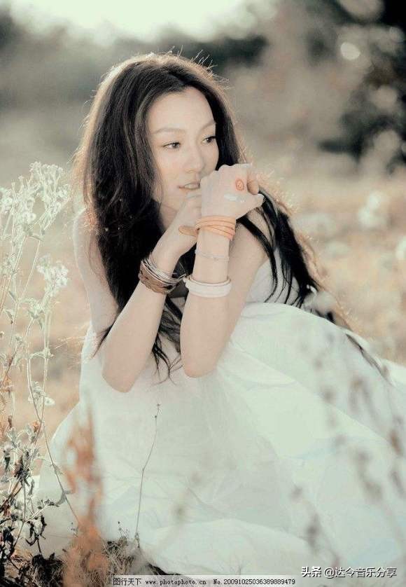 华语女歌手，专辑封面少女蹲合辑盘点，时代的封面美学，第三篇