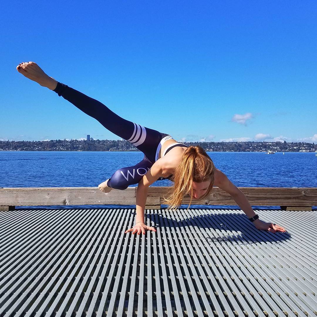 阳光正好，拖动你快发霉的身体，让这12个体式为你松松骨头吧