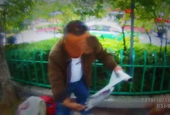 太可恶!凯里街头这对夫妻,偷滴眼药水博同情!