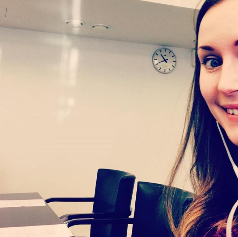 芬兰34岁美女总理自拍图曝光：喜欢与帅哥合影，爱分享私生活