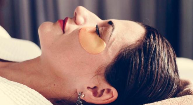 眼袋下垂别总打玻尿酸，学会这2个方法，助你打造紧致双眸